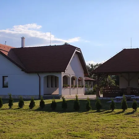 Csaronda Vendeghaz 4*