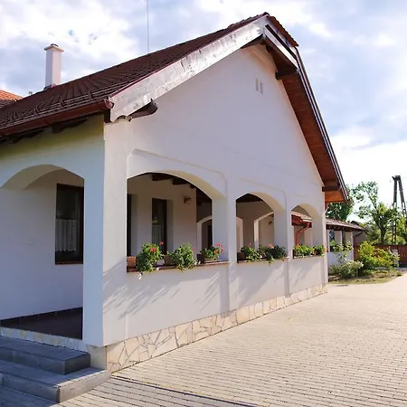 Csaronda Vendeghaz Guest house *
